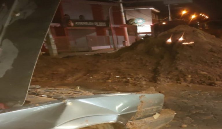 Suspeito de estar alcoolizado, motorista bate em morro de terra, quase cai em valeta, foge do local e veículo pega fogo