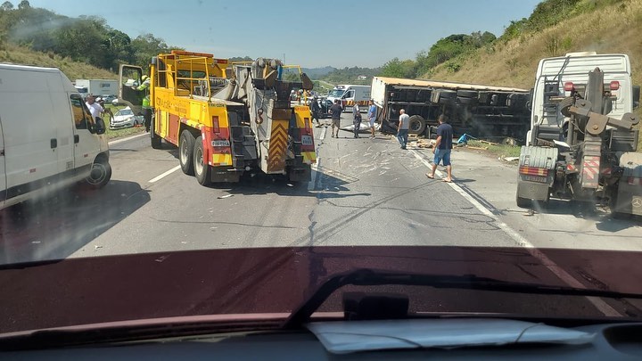 Carreta tomba na Rodovia dos Bandeirantes e causa transtornos para os motoristas