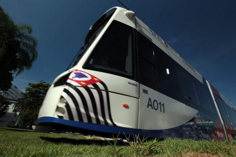 Mais uma rua de Santos é interditada para obras do VLT