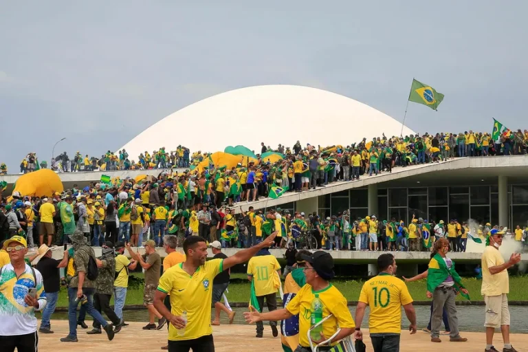 Relatora de CPI do 8/1 sugere indiciar Bolsonaro, Braga Netto, Heleno e Torres