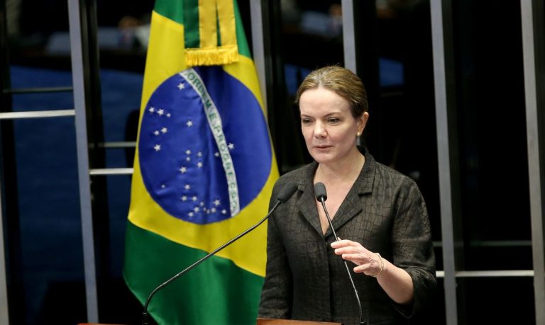 Gleisi Hoffmann recebe alta e deixa hospital em Brasília