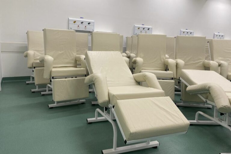 Hospital de São Vicente ganha mais poltronas para acompanhantes de pacientes