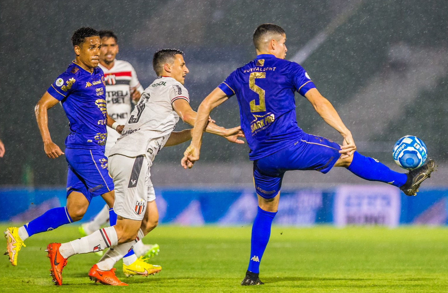 Guarani joga mal, e perde pela primeira vez na volta de Umberto Louzer