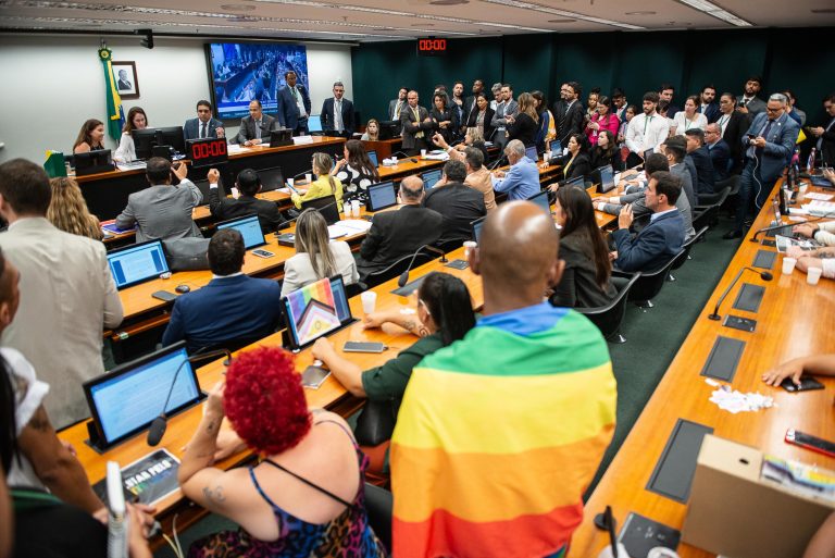 “Projeto que proíbe casamento homoafetivo é inconstitucional e dificilmente avança”