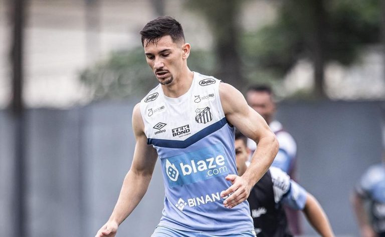 Reforço surpreende em clássico no Santos e vai do fim da fila a titular