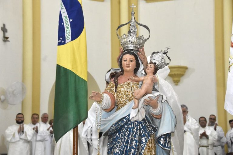 Imagem peregrina de Nossa Senhora do Rosário desembarca no Guarujá