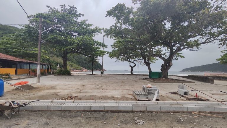 Orla de praia de Guarujá passa por obras de requalificação