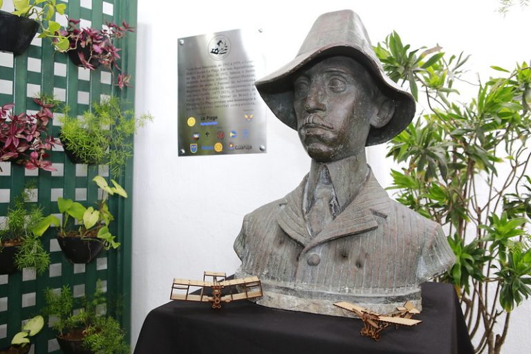 História: Guarujá inaugura placa e busto em homenagem aos 150 anos de Santos Dumont