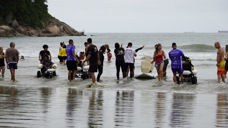 Praia para todos: jovens com deficiência de Guarujá se divertem na areia e no mar