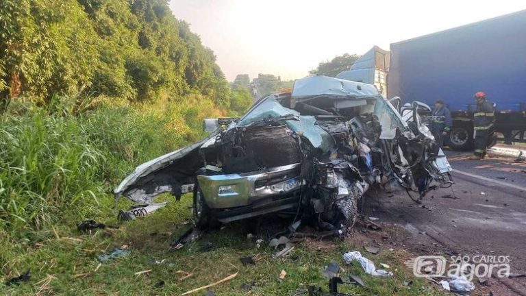 Acidente entre caminhonete e caminhão provoca a morte de um jovem de 32 anos