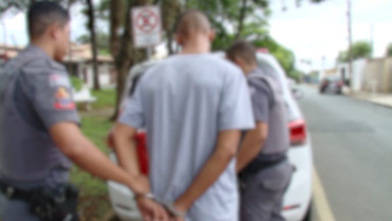 Adolescente de 17 anos tenta matar a própria mãe em Cosmópolis