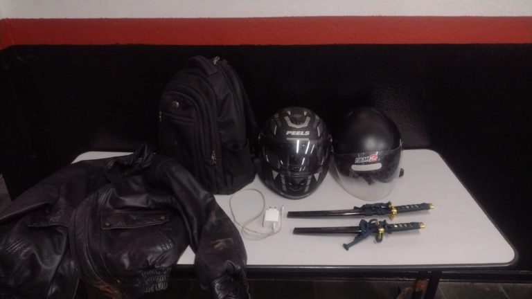 Assaltante invade casa e ameaça família com espadas Samurai