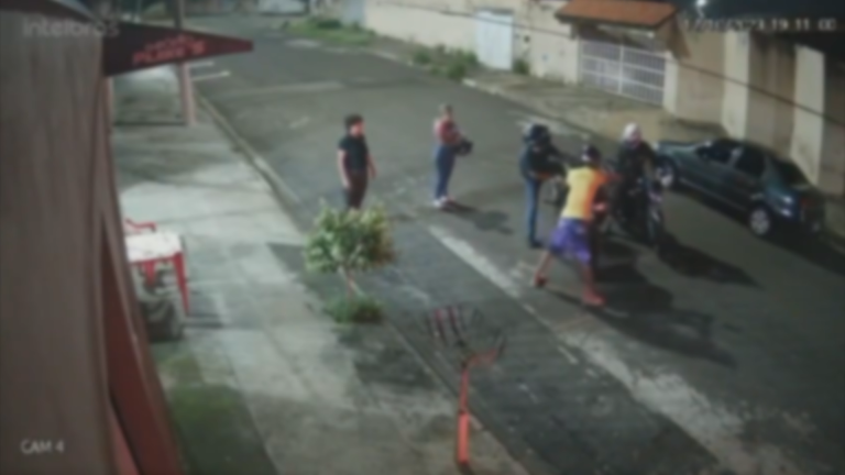 Câmera de monitoramento registra roubo de moto em Hortolândia