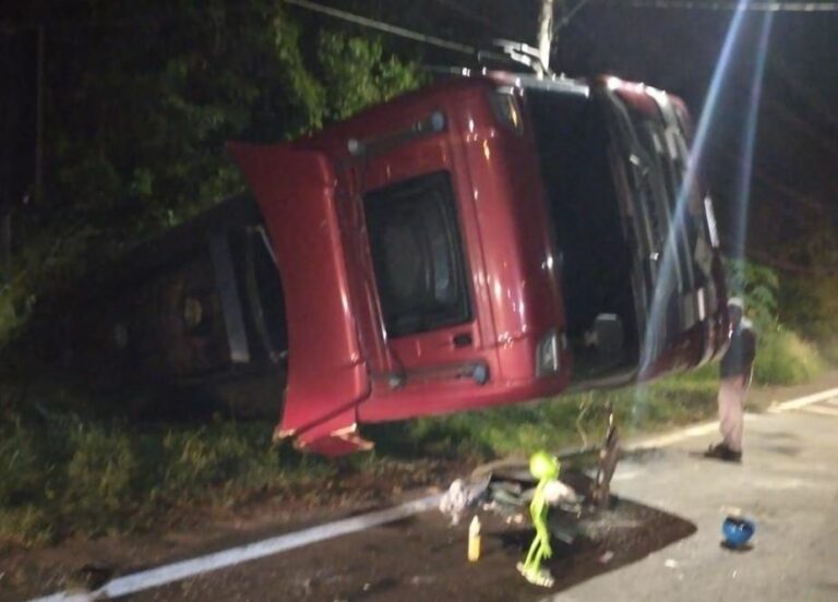 Caminhoneiro tomba caminhão e é preso por embriaguez
