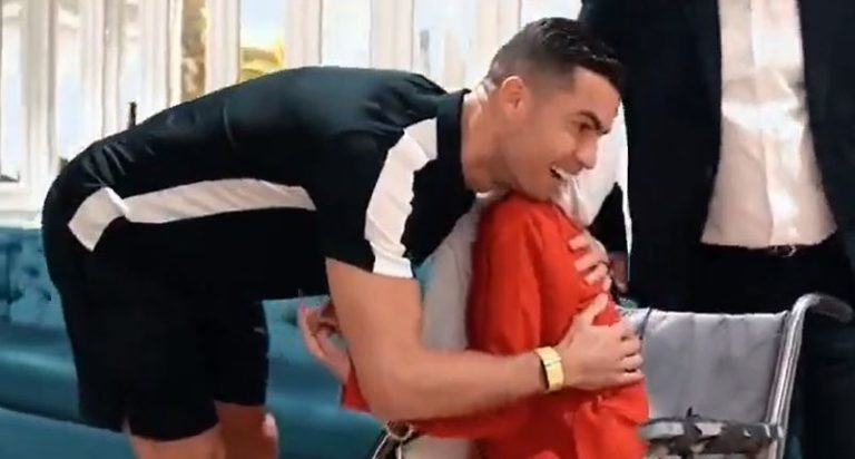 Cristiano Ronaldo pode ser condenado a 100 chibatadas no Irã por abraçar artista, diz jornal