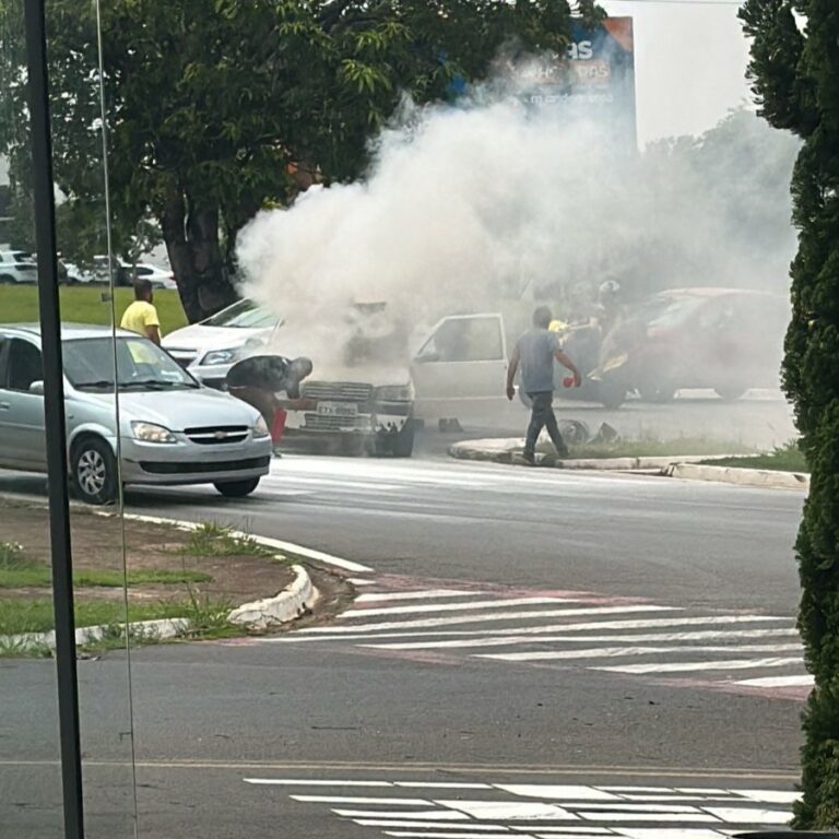 Carro pega fogo em frente a hospital de Americana