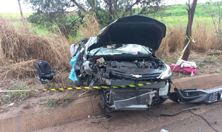 Dois carros batem frontalmente e provoca a morte de um homem de 47 anos