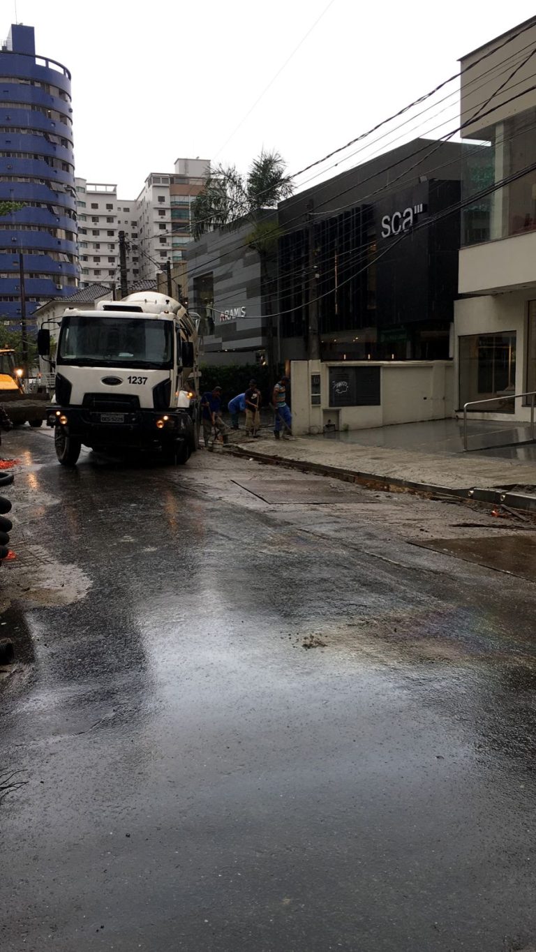 Santos chega na reta final de obras de concretagem da Rua Azevedo Sodré