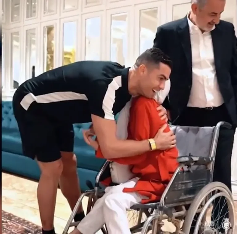 Cristiano Ronaldo abraça artista iraniana Fatemeh Ramami