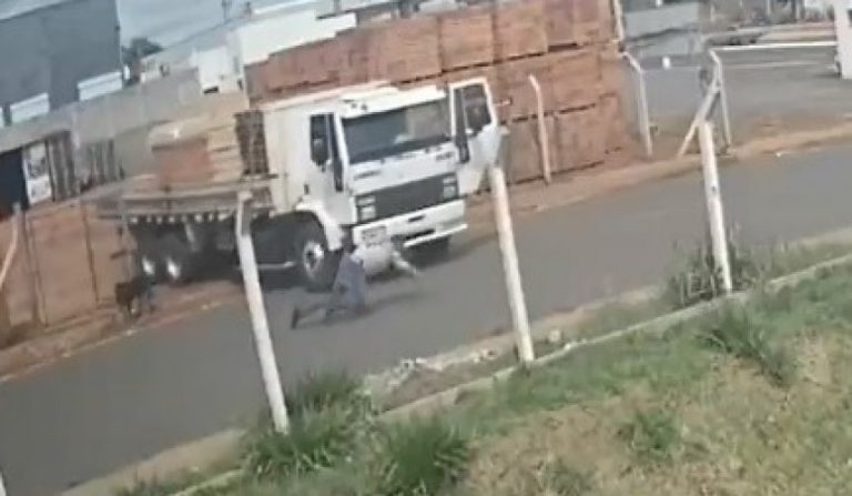 Homem sofre múltiplas fraturas ao ser atropelado pelo próprio caminhão 