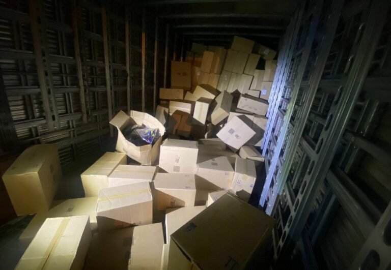 Dupla é presa na região com carga de cigarros roubada em Goiânia