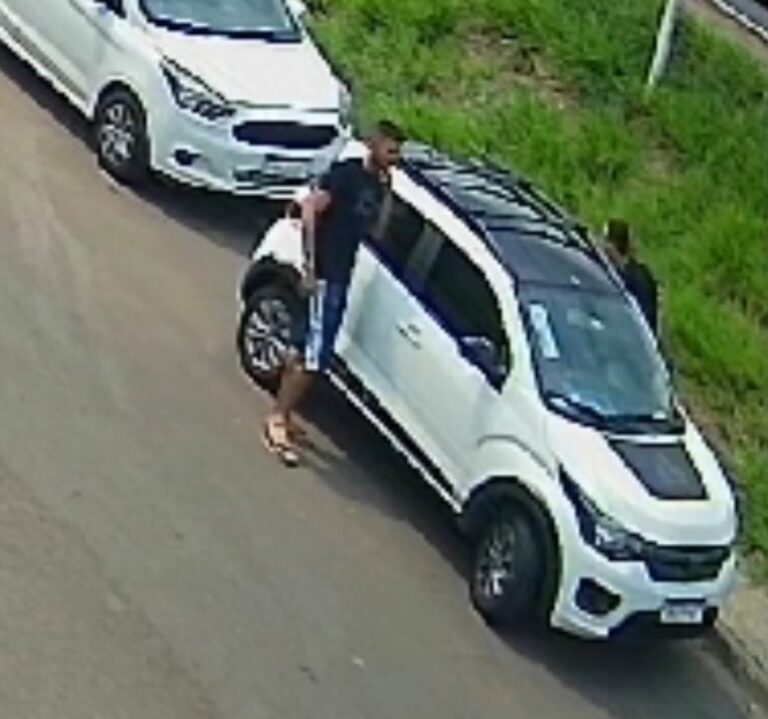 Dupla furta carro estacionado em rua de Campinas