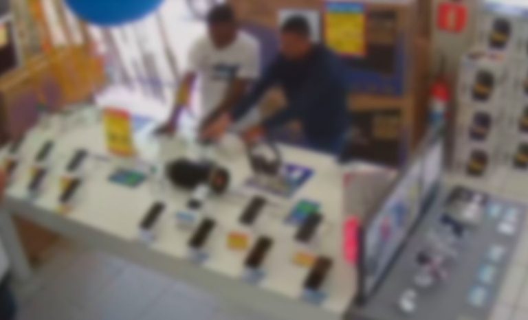 Dupla furta celulares em loja de departamentos no centro de Pedreira