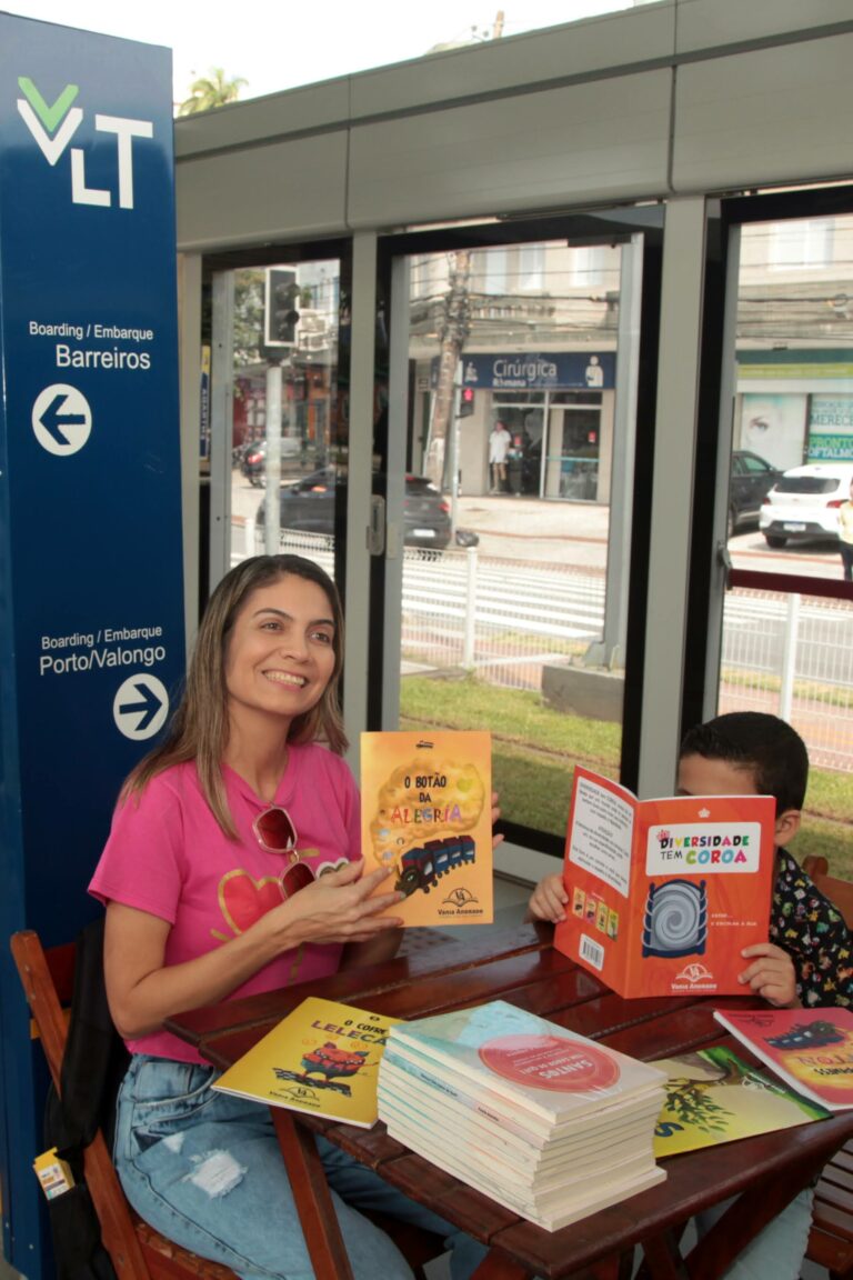 Livros e estandes são instaladas dentro das estações do VLT