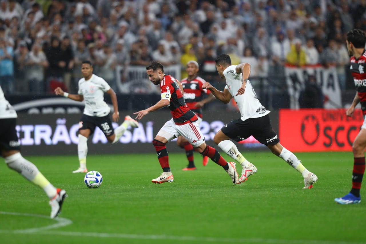 Corinthians sai atrás, mas arranca empate contra o Flamengo em