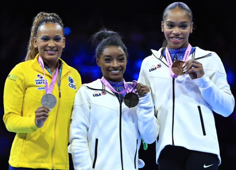 Rebeca Andrade fica com prata e Simone Biles reconquista trono na Ginástica Artística