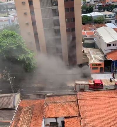 Incêndio em garagem de prédio mobiliza bombeiros no Cambuí