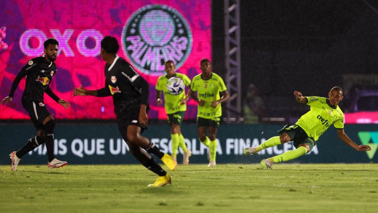 Bragantino vira no fim, bate jovens do Palmeiras e assume vice-liderança do Campeonato Brasileiro