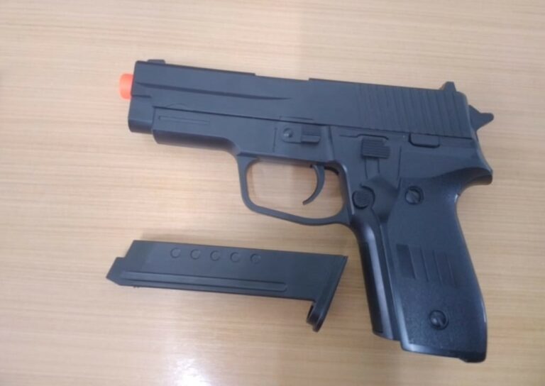 Aluno com arma de brinquedo gera pavor em escola de São José