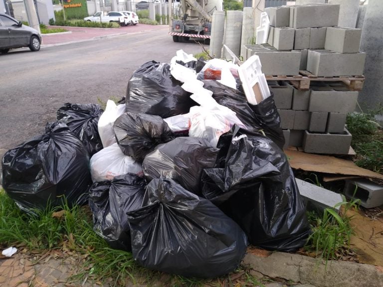 Moradora denuncia descarte irregular de materiais de obra em calçada