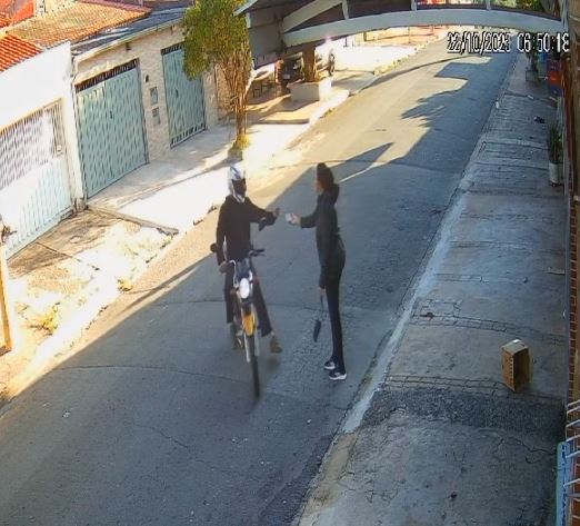 Motociclista assalta pedestre em plena luz do dia em Campinas