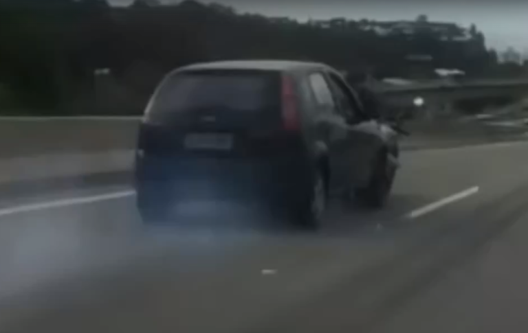 Motorista embriagado dirige com moto presa ao capô por 4 km