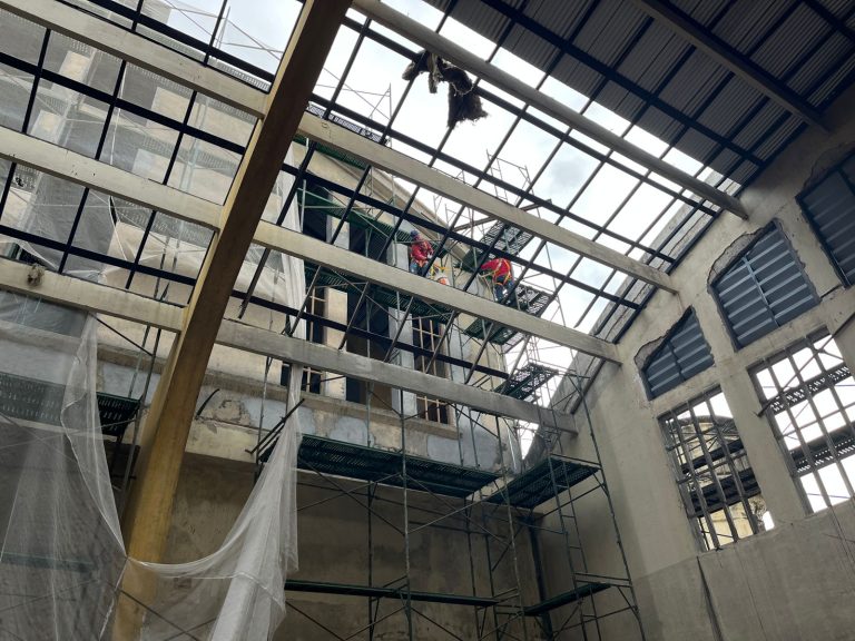 Nova fachada do Mercado Municipal de Santos é implantada com material especial