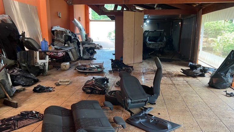 Polícia descobre sala antirruído em desmanche ilegal