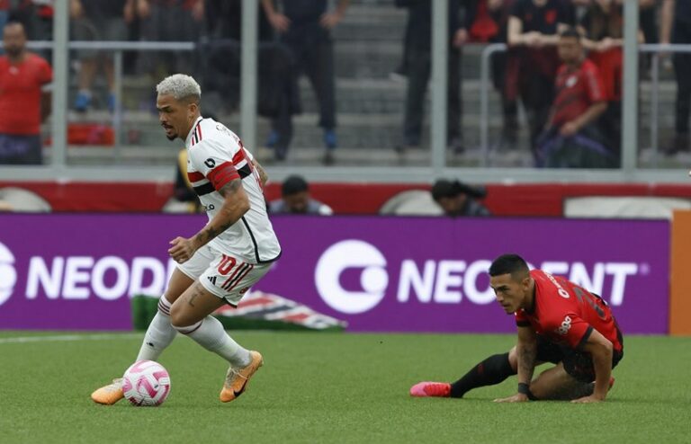 São Paulo volta a sofrer com ‘maldição’ no sintético, mas empata com Athetico-PR