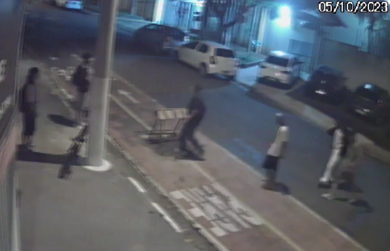 Sete adolescentes são apreendidos após arrastão em frente a escola