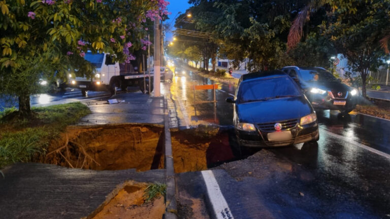 Chuva abre cratera na Av. Jorge Tibiriçá em Campinas
