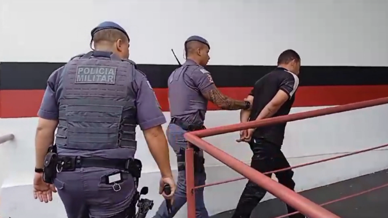 Homem agride ex-companheira em frente a escola do filho