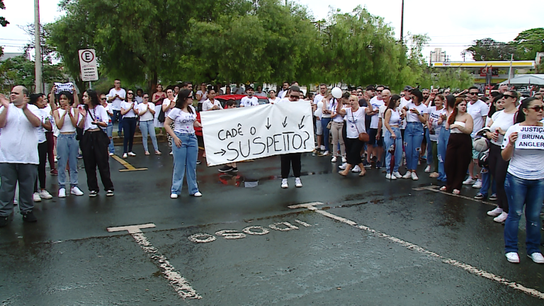 Família e amigos fazem protesto pela morte da dentista em Araras