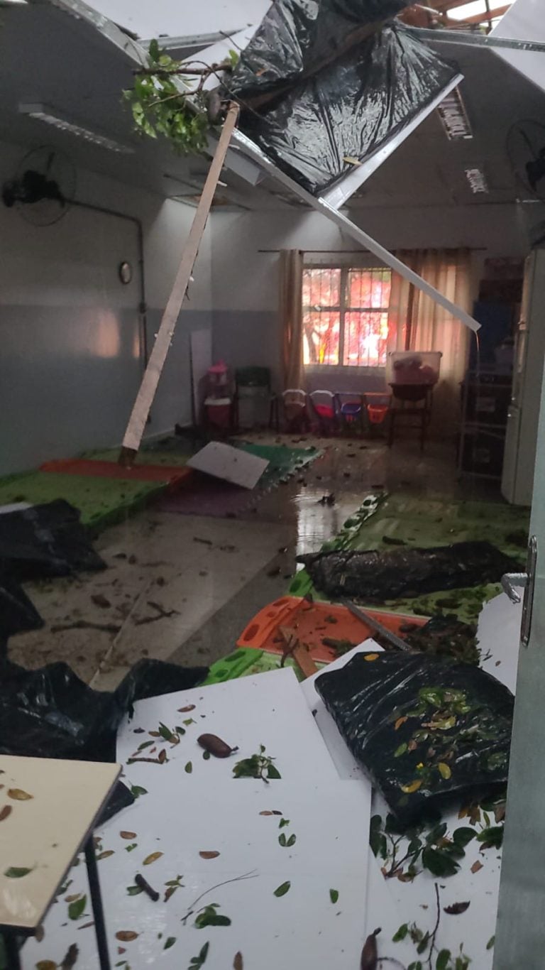 Temporal com ventos fortes causou quedas de árvores e estragos na região. O telhado de uma escola desabou parcialmente em Vinhedo.