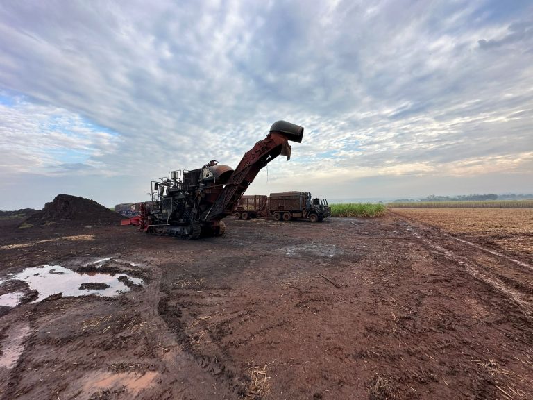 Quatro indivíduos queimam três colhedoras de cana e um caminhão da Usina Balbo
