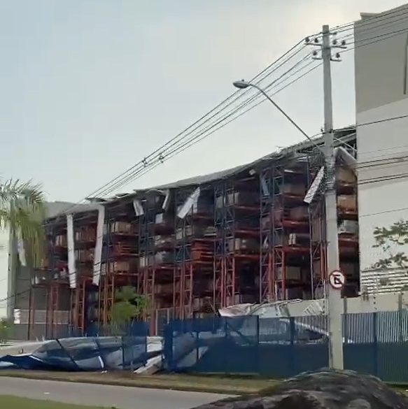 Vendaval faz parede de empresa desabar em Judiaí