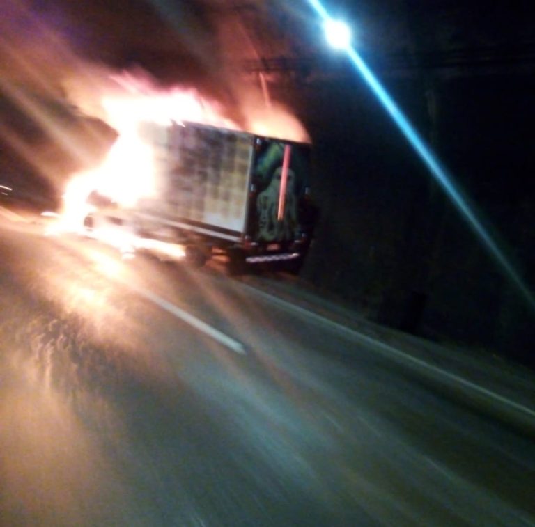 Caminhão pega fogo e complica o trânsito na Imigrantes