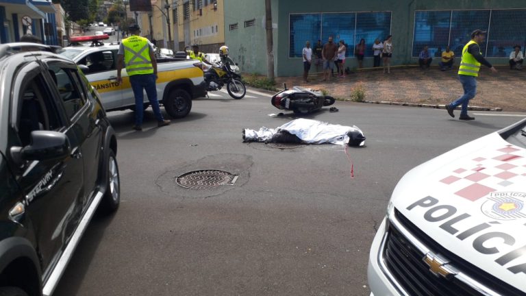 Vídeo | Motociclista morre após colisão na avenida Francisco Junqueira
