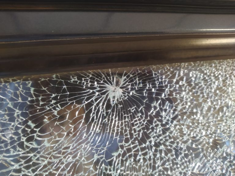 Há um mês, morador aguarda reembolso por vidro quebrado durante serviço na Anhanguera