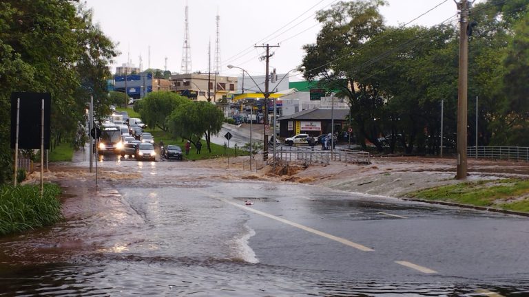Chuva causa transtorno em bairros de Ribeirão Preto; veja fotos e vídeos